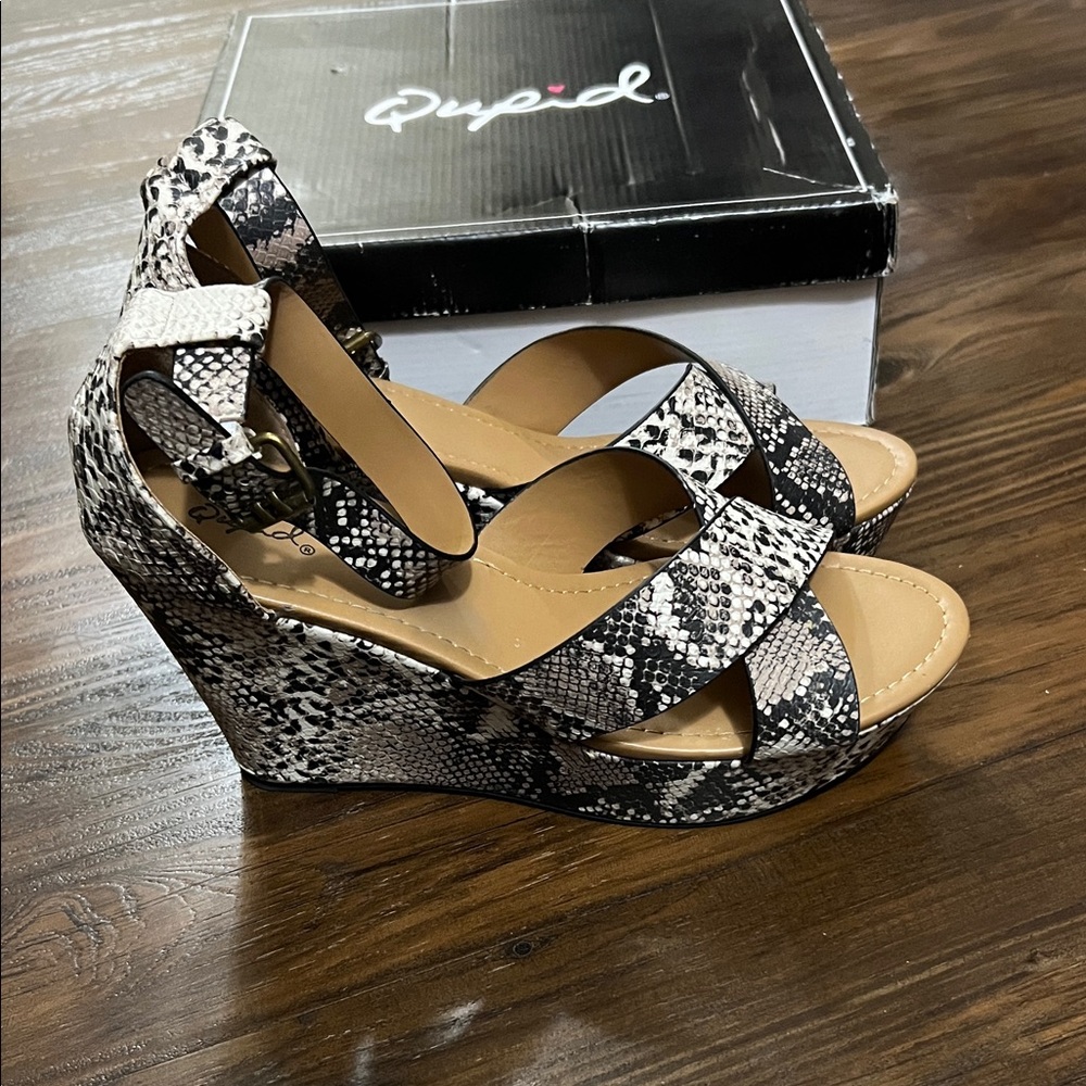 Qupid “Ador”Black and Cream Snakeskin Wedges Size 10